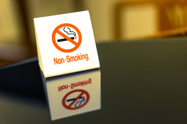 die Warnschilder zum Rauchverbot auf dem Tisch. - Foto, Bild