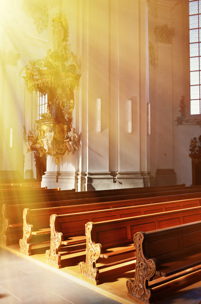 Rij van bankjes in een kerk - Foto, afbeelding