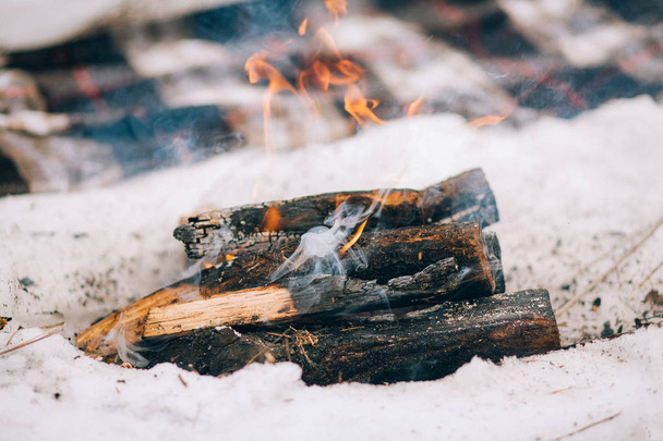 Burning firewood in campfire for winter picnic. - Foto, Imagen
