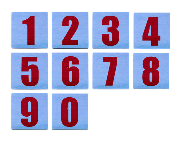 houten educatieve blokken met getallen op wit - Foto, afbeelding