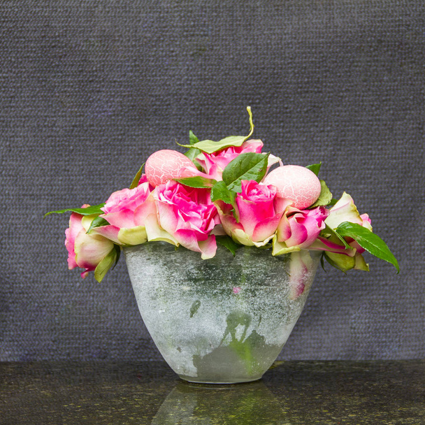 Прекрасний великодній букет з рожевих яєць і рожевих троянд
 - Фото, зображення