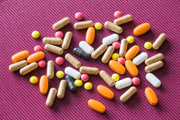 Рассеянные таблетки на столе
 - Фото, изображение