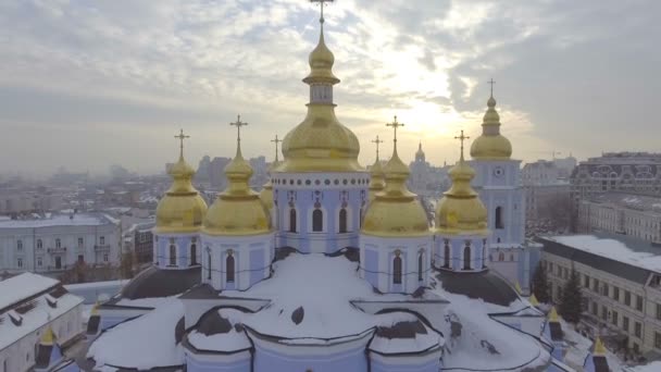 Widok z lotu ptaka klasztoru St. Michaels - jeden z najstarszych klasztorów w Kijowie. - Materiał filmowy, wideo
