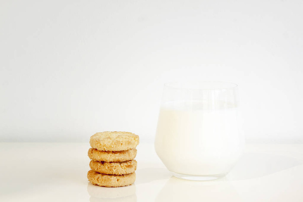 Biscuits with a glass of milk - Valokuva, kuva