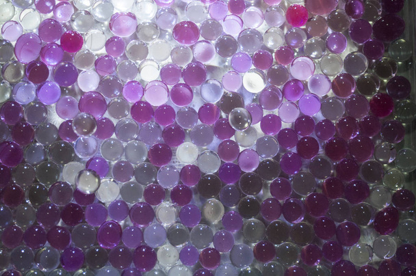 Marmor kristallklare Kugel, Regenbogen bunten Glitzerhintergrund funkelt. Selektiver Fokus. Vielfarbig - Foto, Bild
