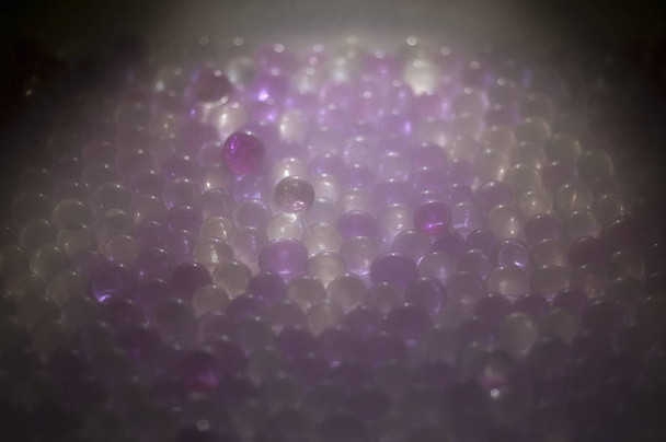Marmor kristallklare Kugel, Regenbogen bunten Glitzerhintergrund funkelt. Selektiver Fokus. Vielfarbig - Foto, Bild