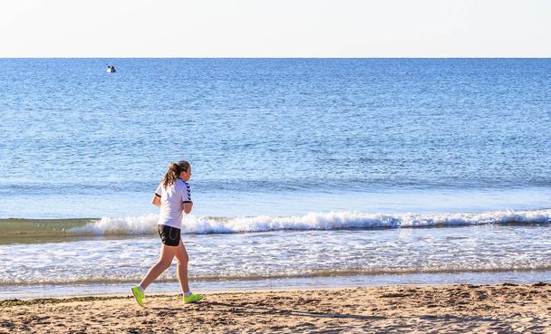 Girl runs along the seashore - Foto, Imagem