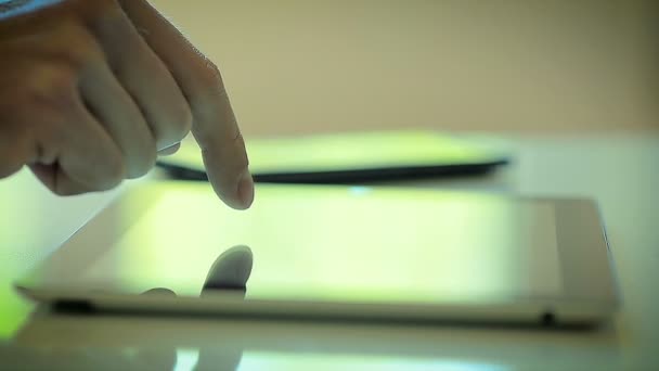 Primer plano de la mano masculina en una tableta sobre la mesa
 - Imágenes, Vídeo