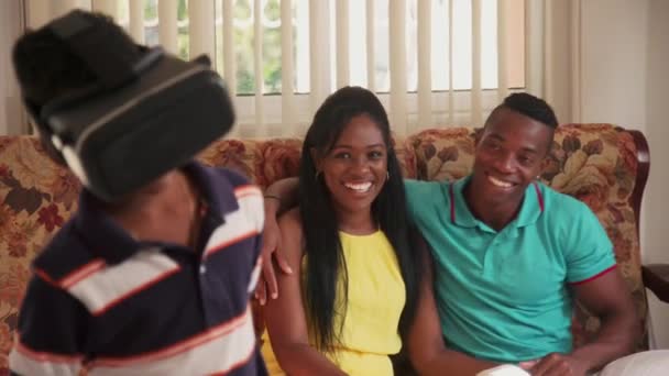 Szczęśliwa rodzina czarny, grając z wirtualnej rzeczywistości okulary Vr słuchawki - Materiał filmowy, wideo