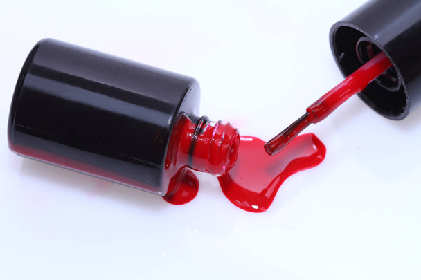 red nail polish bottle  - Foto, afbeelding