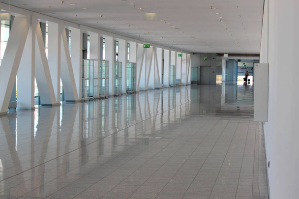 bâtiment de couloir intérieur avec des personnes de passage
 - Photo, image