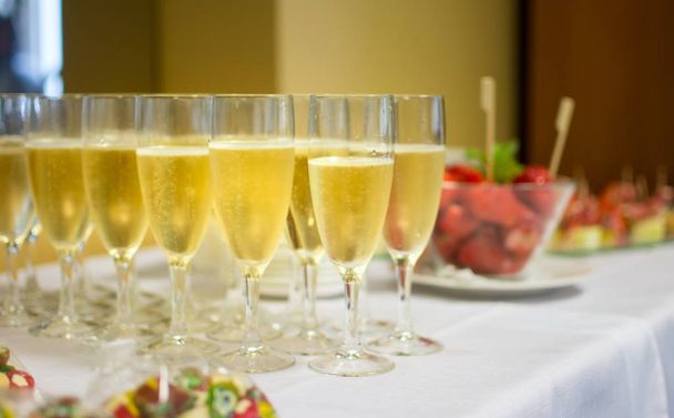 Šampaňské a jahody na recepci - Fotografie, Obrázek