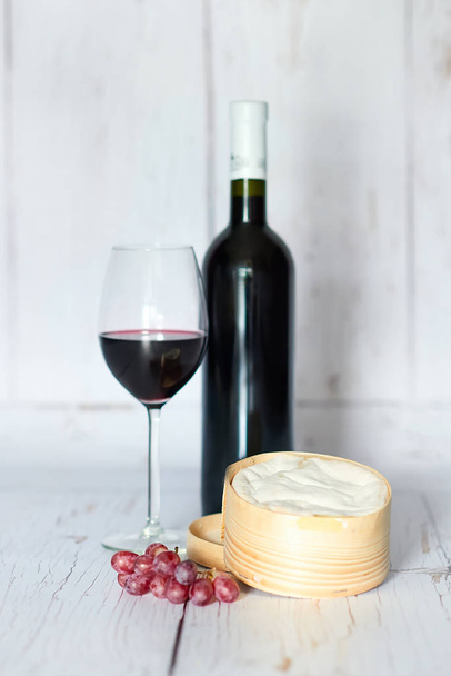 Botella y copa de vino tinto, queso y uvas
 - Foto, imagen