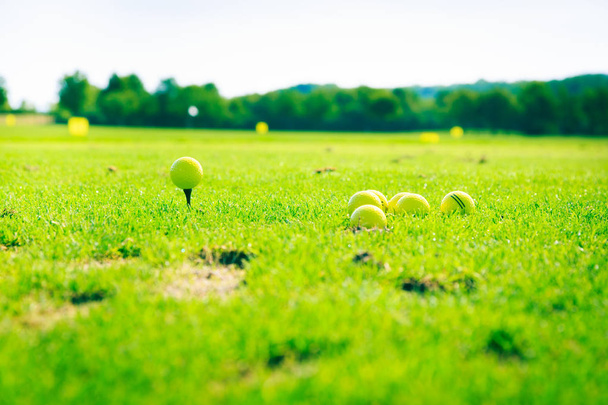 Golf Ball On Tee - Foto, Imagen