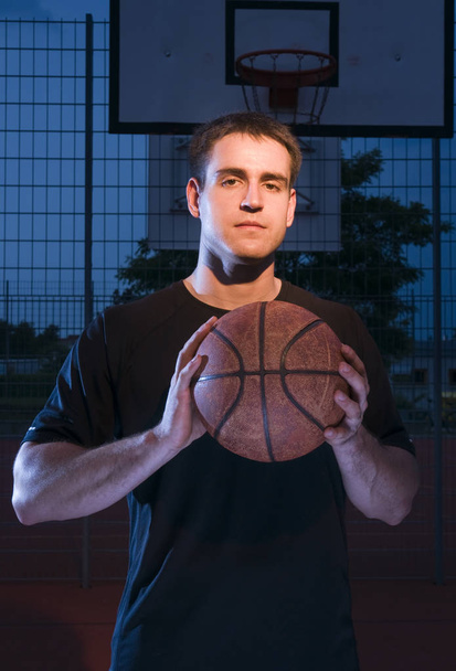 basket-ball Joueur au crépuscule
 - Photo, image
