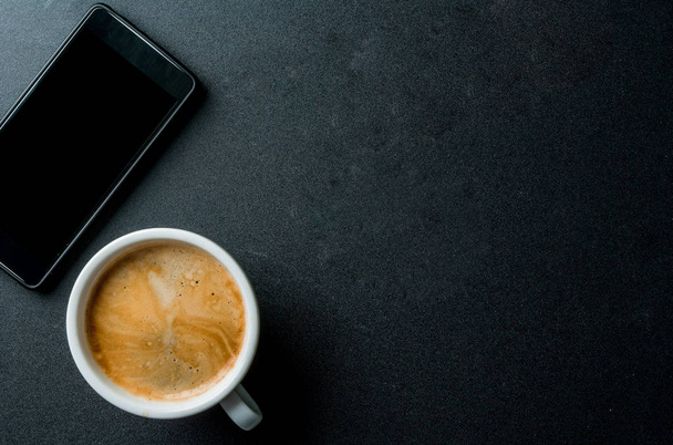 Smartphone und Kaffeebecher  - Foto, Bild
