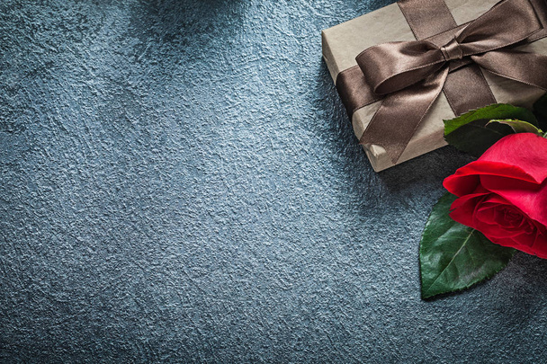 Present box with brown ribbon red rose on black background holid - Φωτογραφία, εικόνα