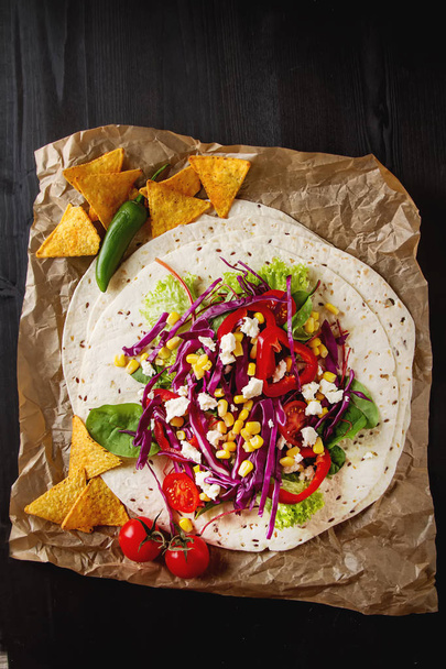 Ingredients for tacos or burrito making. Fresh organic vegetable - Foto, Bild