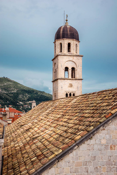 Rooftops in Dubrovnik old town in Croatia on a sunny day with blue sky - Foto, Imagen