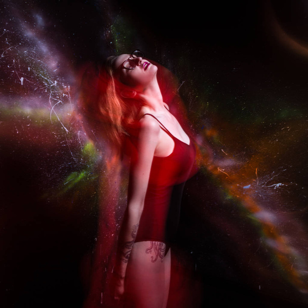 Menina bonita em roupa de banho preta e óculos redondos isolado fundo cosmos preto. Arte conceitual espacial. Luz misturada. Efeitos de iluminação na moda. Idéia de moda louca
 - Foto, Imagem