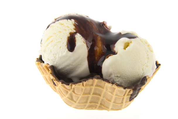 Copa de gelo de baunilha com molho de chocolate
 - Foto, Imagem