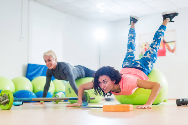 Dos mujeres haciendo ejercicios en clase de aeróbic
 - Foto, imagen