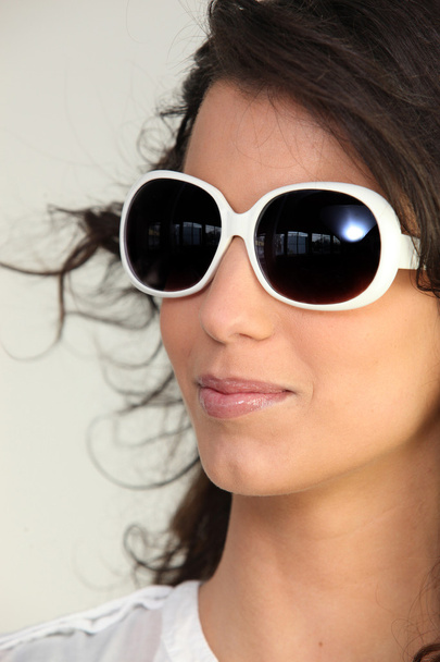 Woman wearing sunglasses - Fotoğraf, Görsel