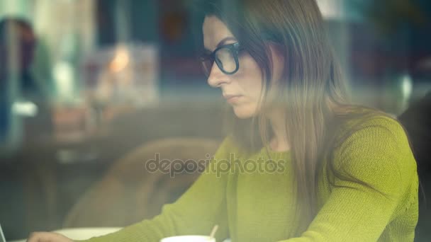Mooie jonge vrouw die werkt in een café - Video