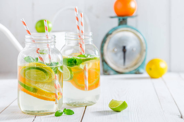 Healthy water with mint leaves and citrus fruits - Foto, Imagem