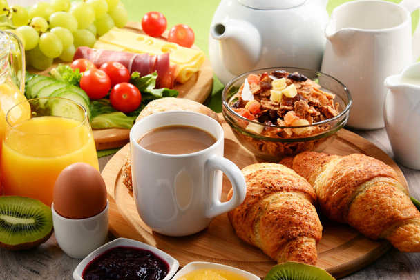 Сніданок подається з кавою, апельсиновим соком, яйцем та фруктами
 - Фото, зображення