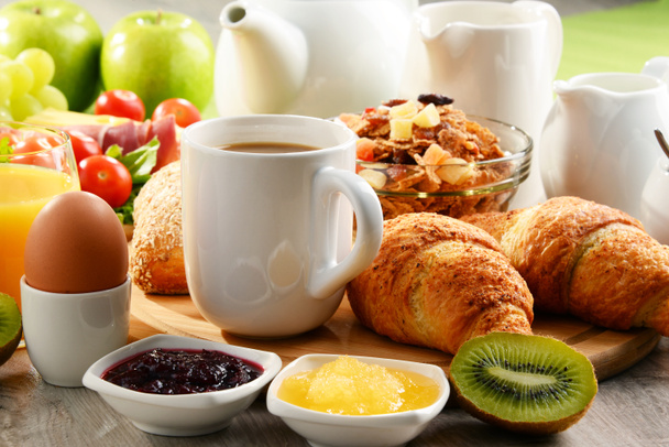 A reggeli kávét, a narancslé, a tojás és a gyümölcsök - Fotó, kép