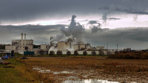 Fumo di fabbrica pila e tubi soffiano in aria
 - Foto, immagini