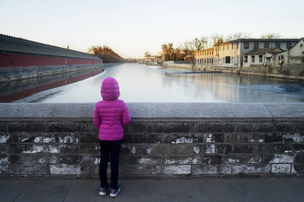 Child looking at river in Forbidden City - Φωτογραφία, εικόνα