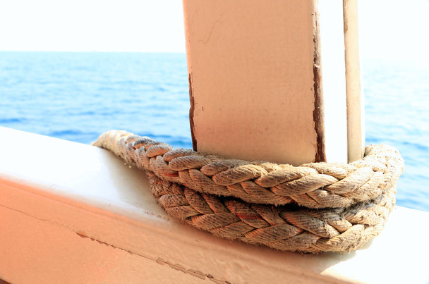 Seil auf dem Transportboot zum Festmachen - Foto, Bild