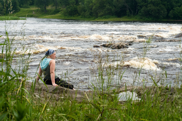 nő a folyó partján - Fotó, kép