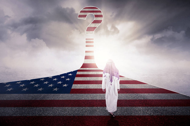 Uomo musulmano con bandiera USA e punto interrogativo
  - Foto, immagini