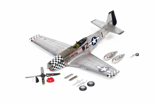 Modelo a escala del caza P-51 Mustang en la Segunda Guerra Mundial
. - Foto, imagen