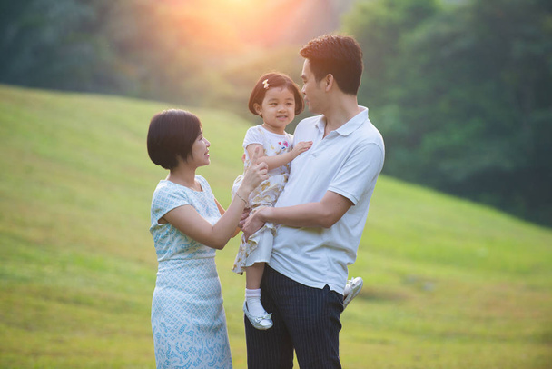 asian family outdoor - Foto, afbeelding