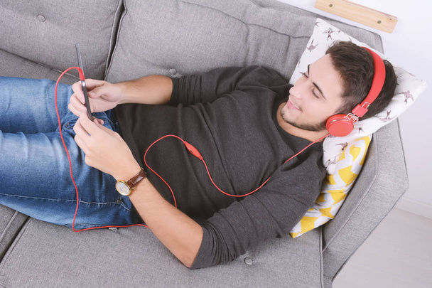 Man listening music with tablet. - Zdjęcie, obraz