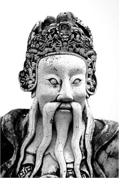 Vecchia statua del guerriero cinese vintage nel tempio del buddismo pubblico a
  - Foto, immagini