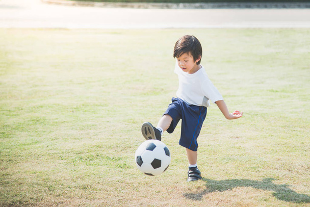 Мальчик пинает футбол
  - Фото, изображение