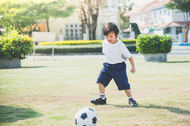 Хлопчик ногами футбол
  - Фото, зображення