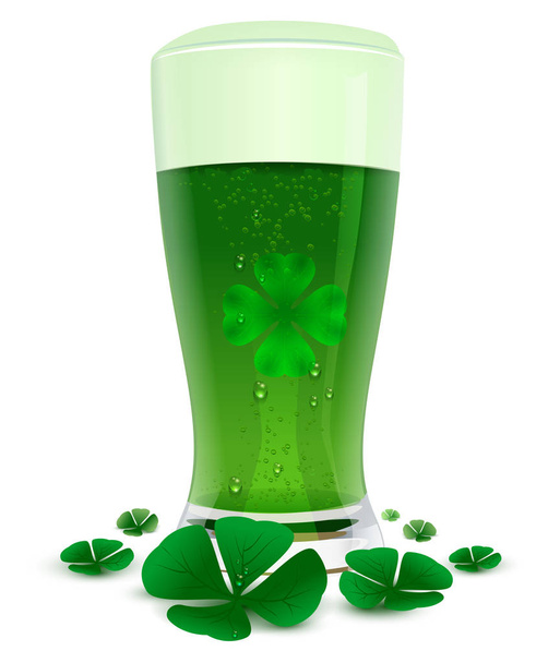 Green drink ale in high transparent glass. Green leaf quatrefoil clover symbol of St. Patricks Day - Vektör, Görsel