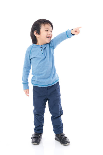 Asiatique enfant pointant sur fond blanc isolé
 - Photo, image