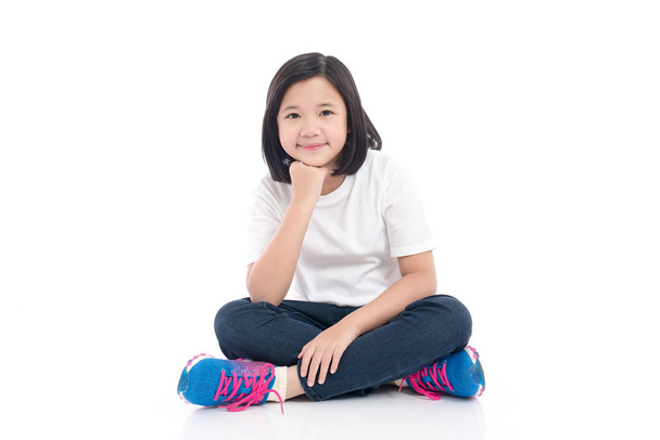 Asiático Menina de cabelo curto sentado
 - Foto, Imagem
