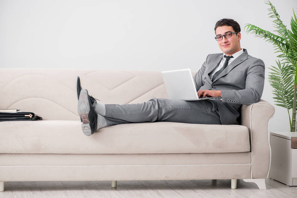 Giovane uomo d'affari sdraiato sul divano - Foto, immagini