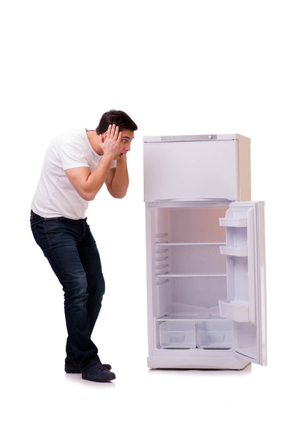 Man op zoek naar voedsel in lege koelkast - Foto, afbeelding
