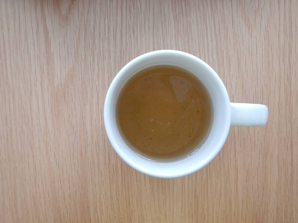 pěkný bílý šálek horkého čaje na dřevěný stůl - Fotografie, Obrázek