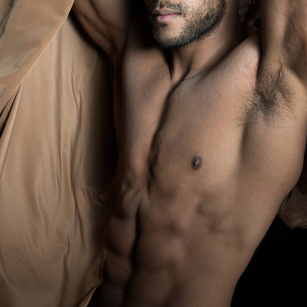 Retrato de moda sensual de um modelo masculino nu ajuste posando contra branco brilhante
 - Foto, Imagem