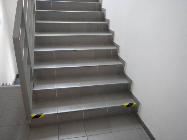 prosty szary taflowy schody wewnątrz - Zdjęcie, obraz